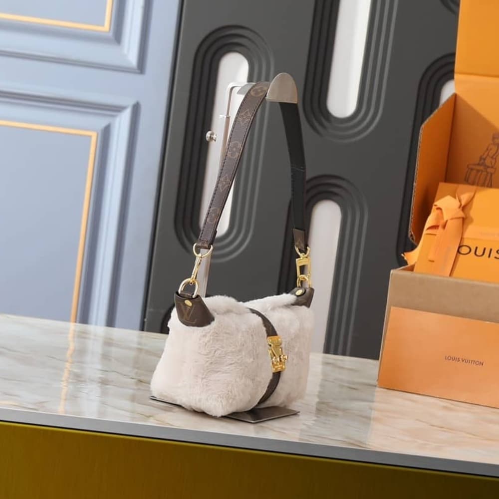 Louis Vuitton Pochette Mia Small Faux Fur Shoulder Bag Creme 22cm M26245 - Image 3