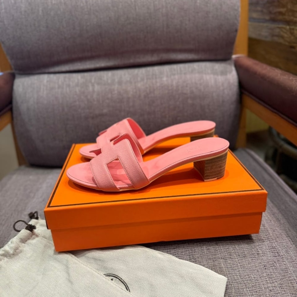 Hermes Oasis Sandals Grained Leather Rose Pale H151215Z VR360 - Image 4