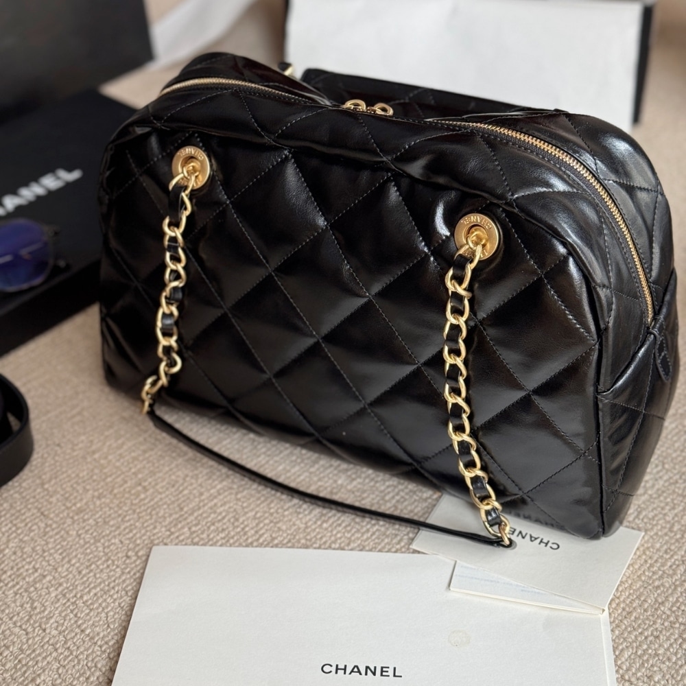 Chanel 24A Maxi Shiny Crumpled Leather Bowling Bag Black 34cm - Image 4