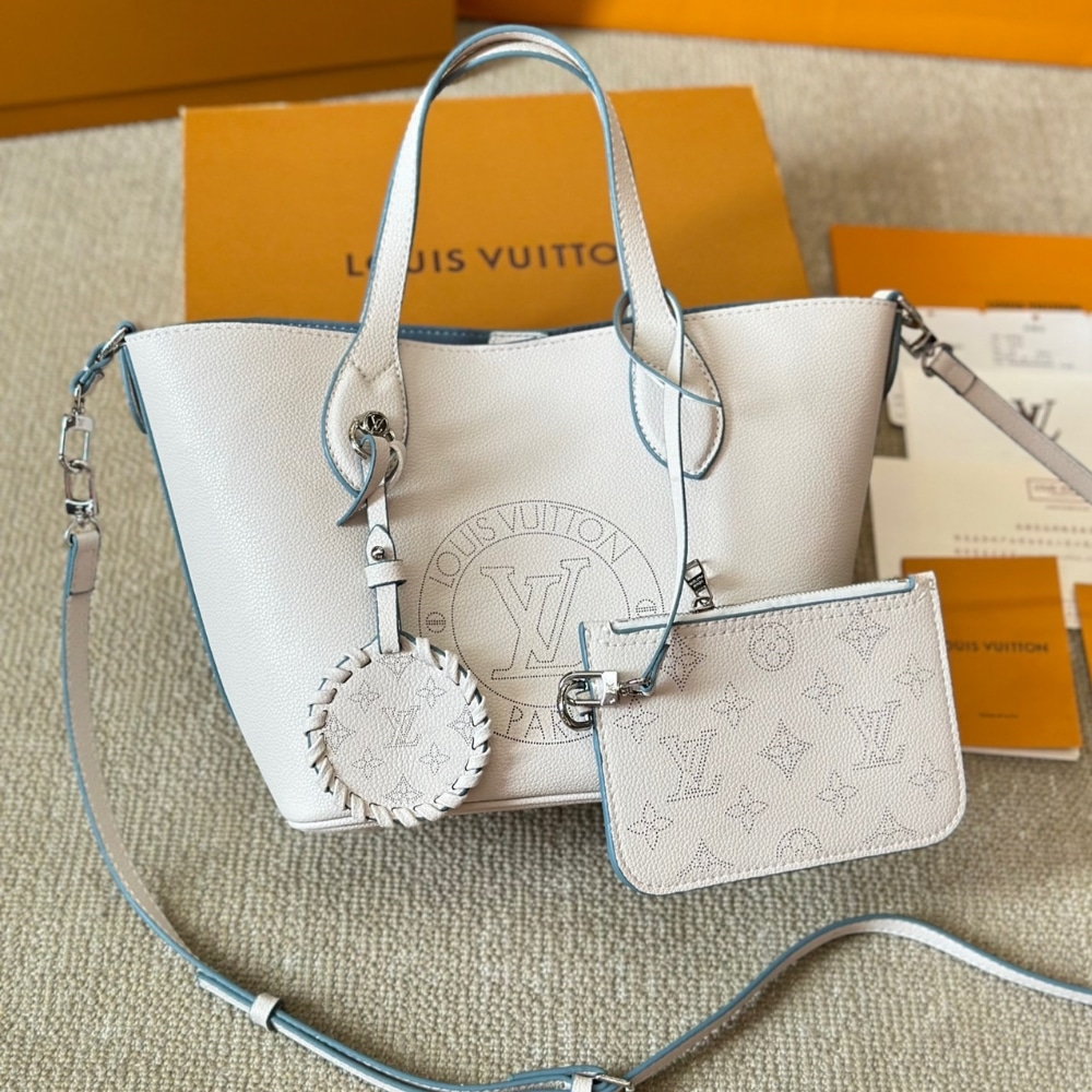 Louis Vuitton Mahina Leather Shoulder Bag White And Blue 23Cm - Image 3