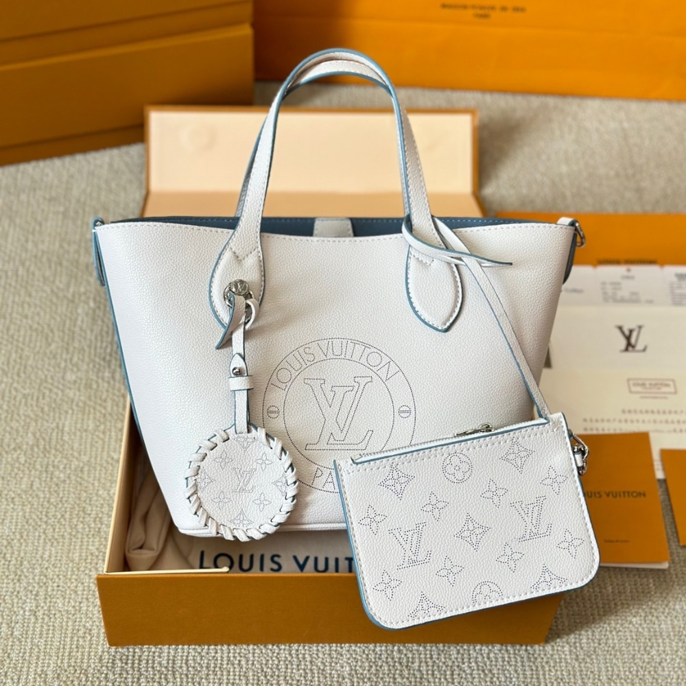 Louis Vuitton Mahina Leather Shoulder Bag White And Blue 23Cm - Image 4