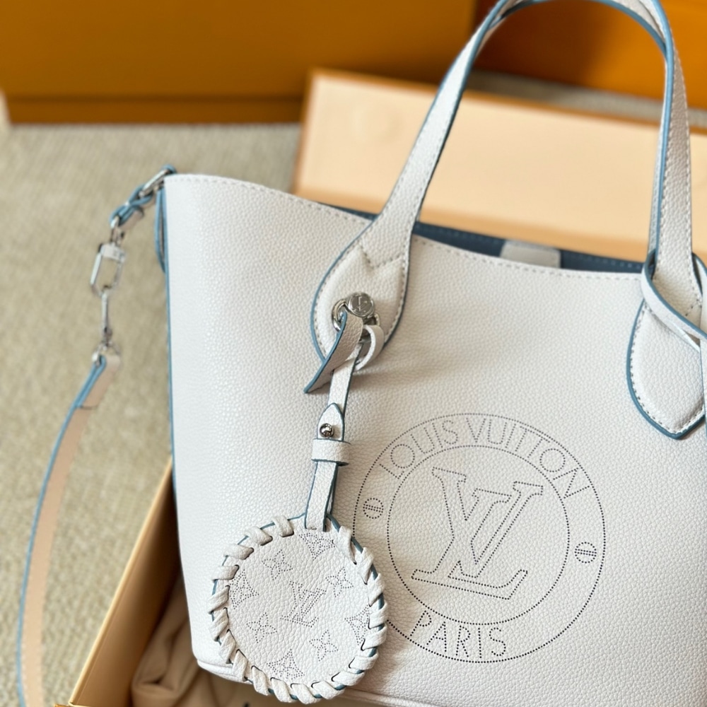 Louis Vuitton Mahina Leather Shoulder Bag White And Blue 23Cm - Image 5