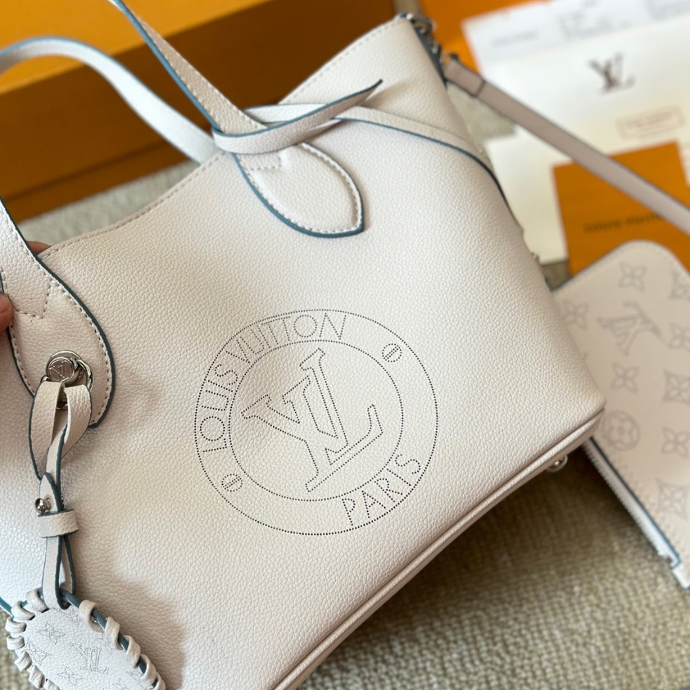 Louis Vuitton Mahina Leather Shoulder Bag White And Blue 23Cm - Image 6