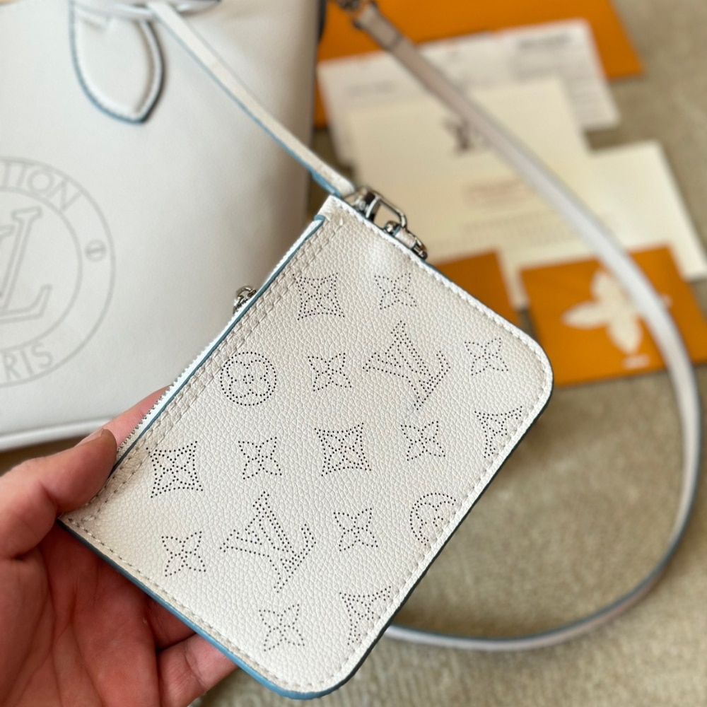 Louis Vuitton Mahina Leather Shoulder Bag White And Blue 23Cm - Image 7