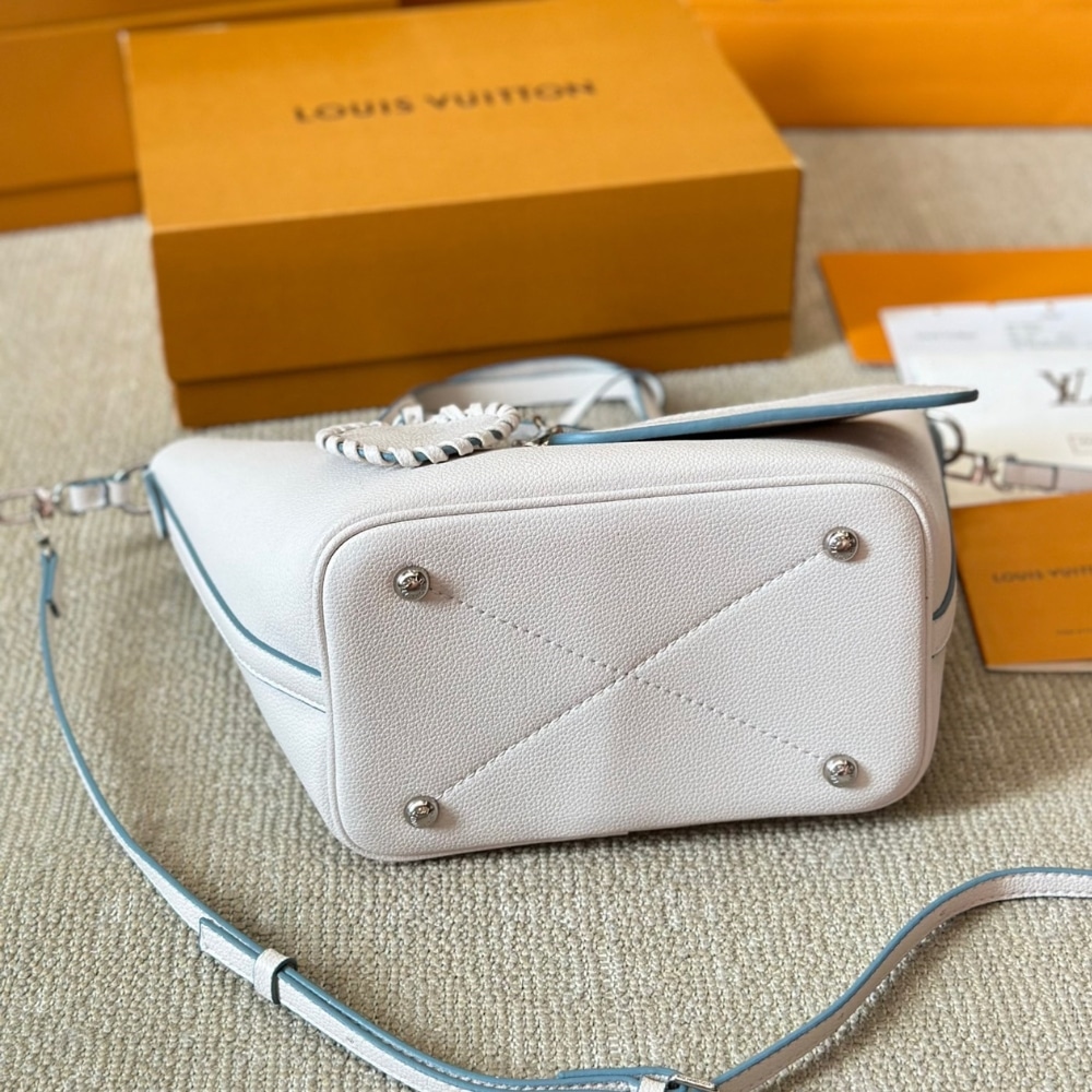 Louis Vuitton Mahina Leather Shoulder Bag White And Blue 23Cm - Image 8