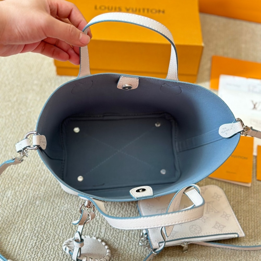 Louis Vuitton Mahina Leather Shoulder Bag White And Blue 23Cm - Image 9