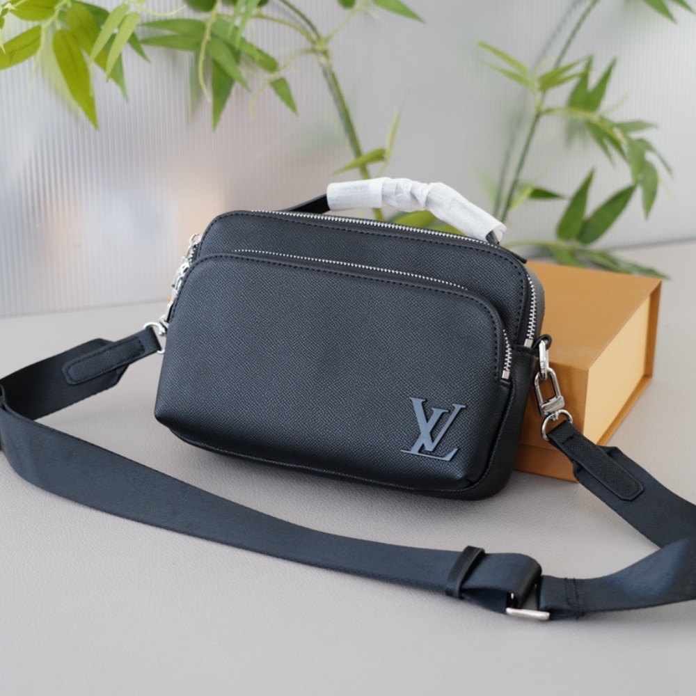 Louis Vuitton Avenue Taiga Leather Messenger Bag Black 23Cm M11657 - Image 3