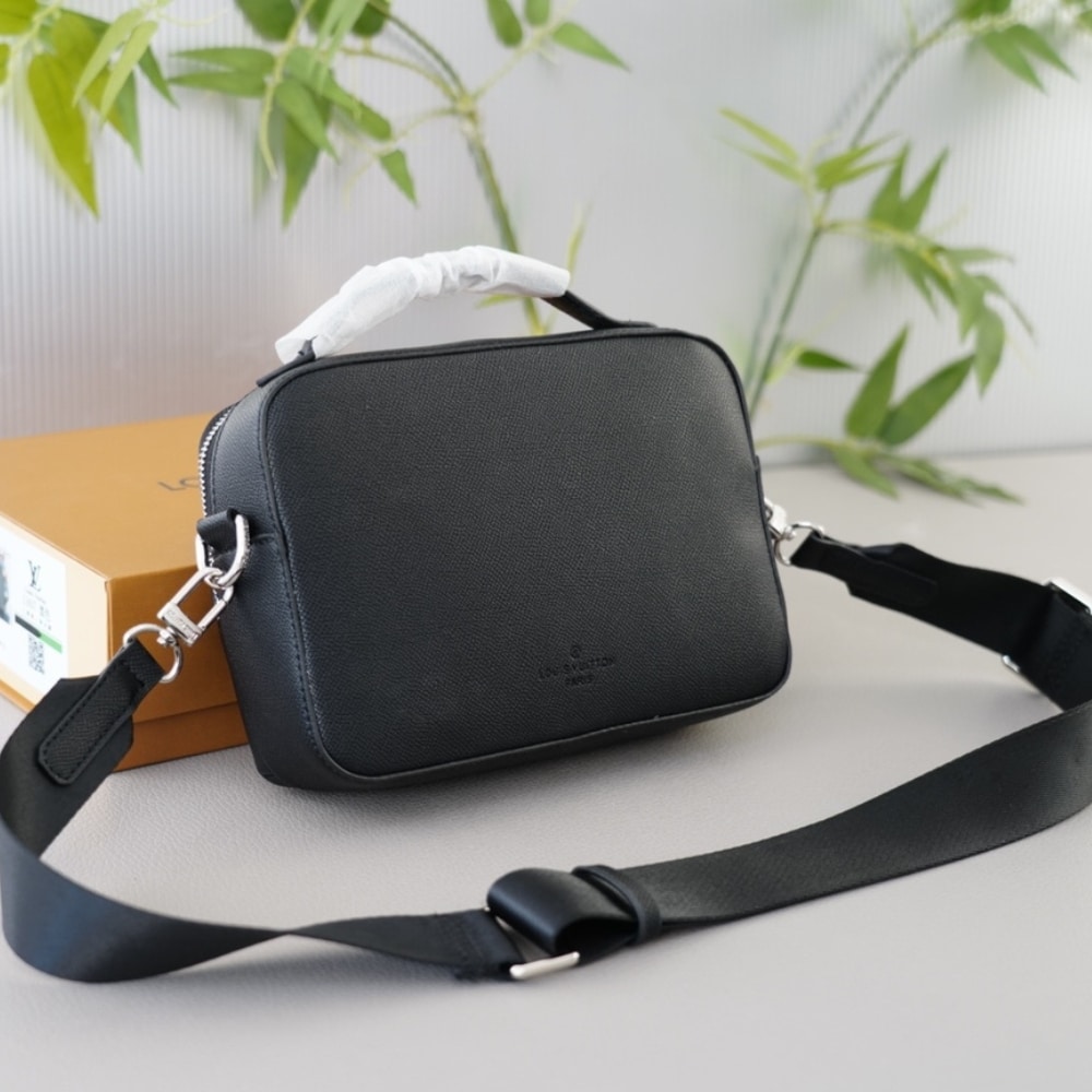 Louis Vuitton Avenue Taiga Leather Messenger Bag Black 23Cm M11657 - Image 4