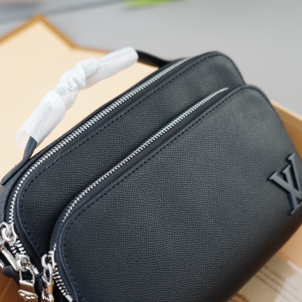 Louis Vuitton Avenue Taiga Leather Messenger Bag Black 23Cm M11657 - Image 5