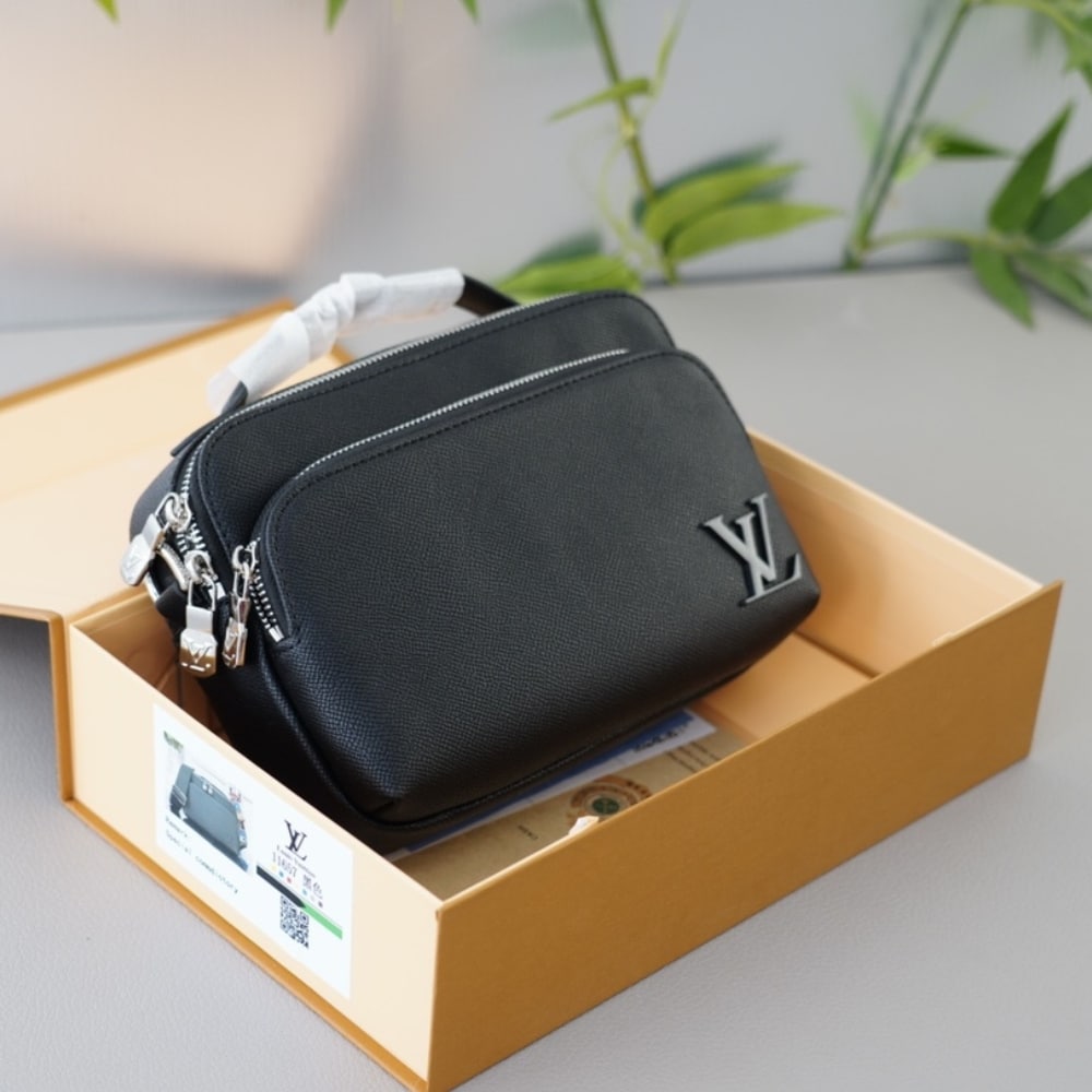 Louis Vuitton Avenue Taiga Leather Messenger Bag Black 23Cm M11657 - Image 6