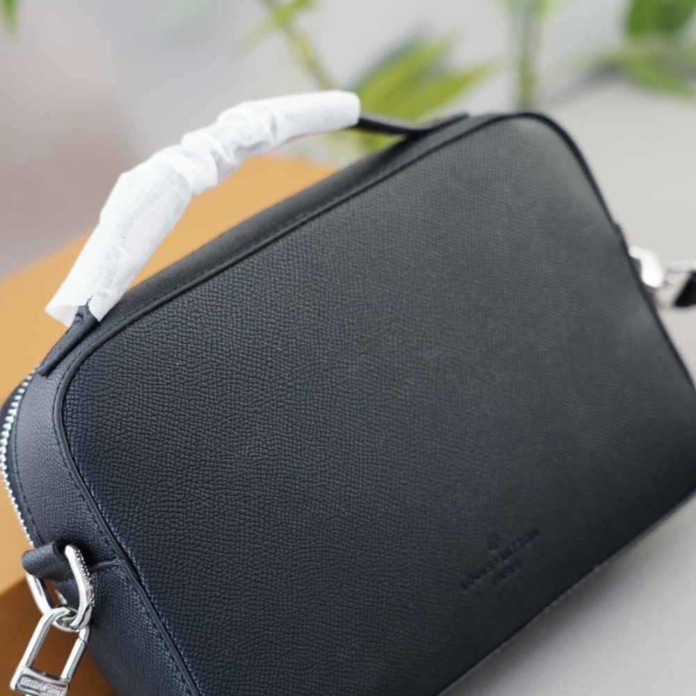 Louis Vuitton Avenue Taiga Leather Messenger Bag Black 23Cm M11657 - Image 10