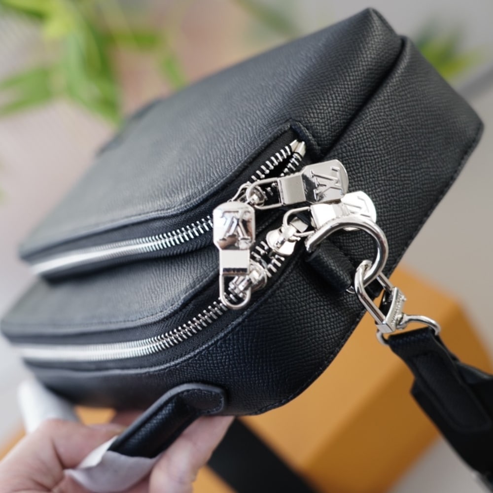 Louis Vuitton Avenue Taiga Leather Messenger Bag Black 23Cm M11657 - Image 9