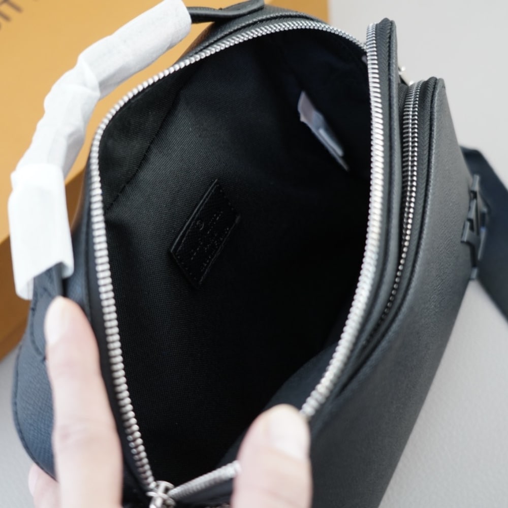 Louis Vuitton Avenue Taiga Leather Messenger Bag Black 23Cm M11657 - Image 7