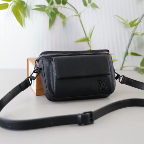 Alternative view of Louis Vuitton Leather Bumbag Black 29Cm