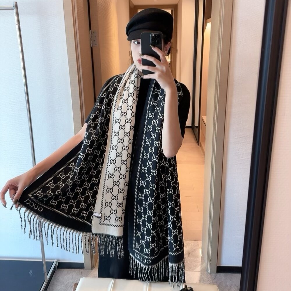 Gucci Gg Jacquard Reversible Cashmere Scarf Black And White 180Cm - Image 2