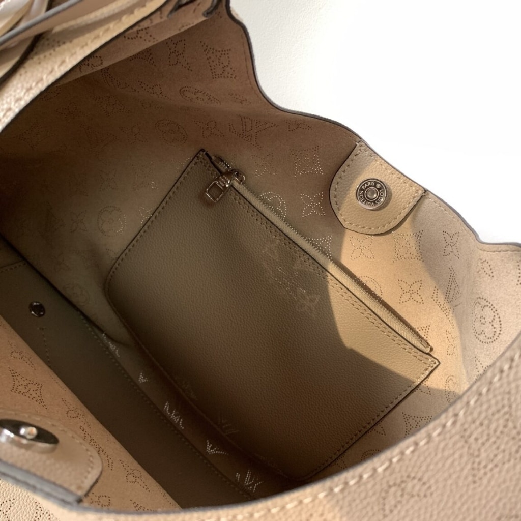 Louis Vuitton Carmel Mahina Leather Hobo Bag Galet Grey 40cm M21775 - Image 10