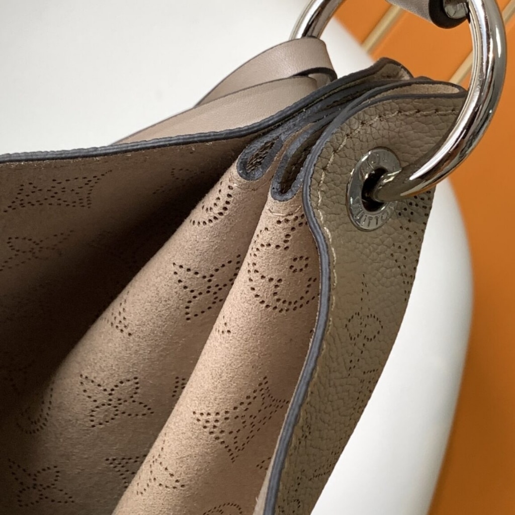 Louis Vuitton Carmel Mahina Leather Hobo Bag Galet Grey 40cm M21775 - Image 6