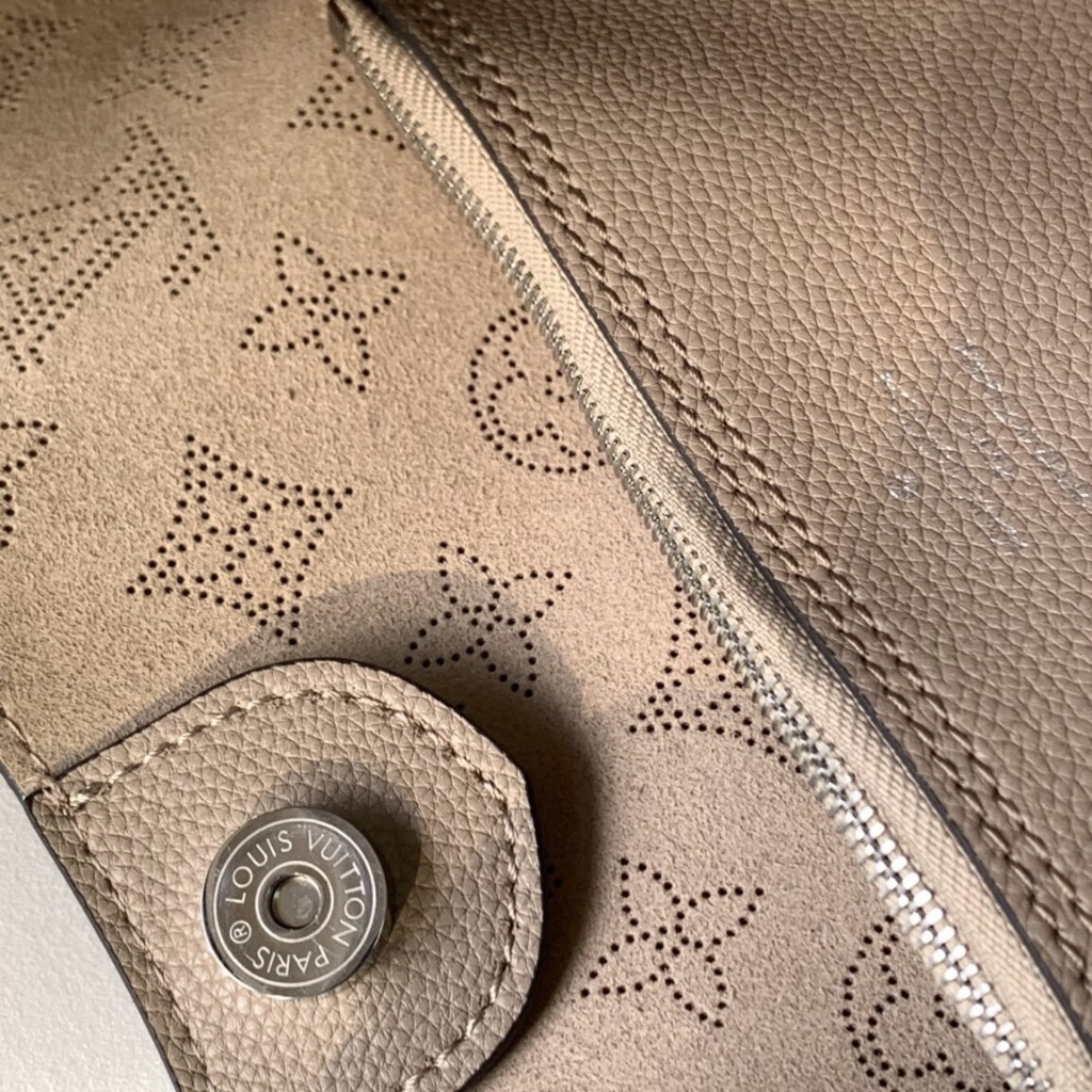 Louis Vuitton Carmel Mahina Leather Hobo Bag Galet Grey 40cm M21775 - Image 7