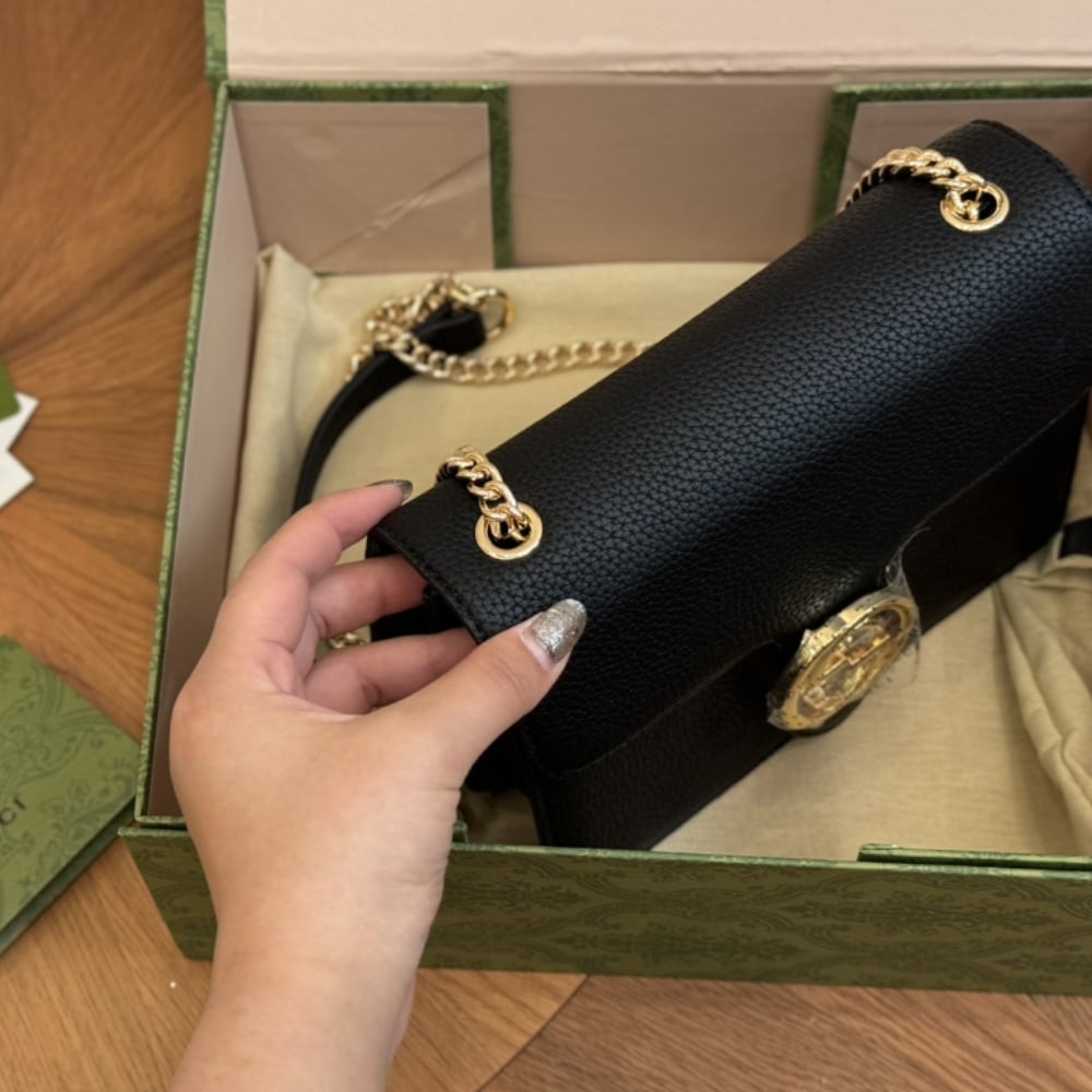 Gucci Grained Leather Chain Crossbody Bag Black 20Cm - Image 4