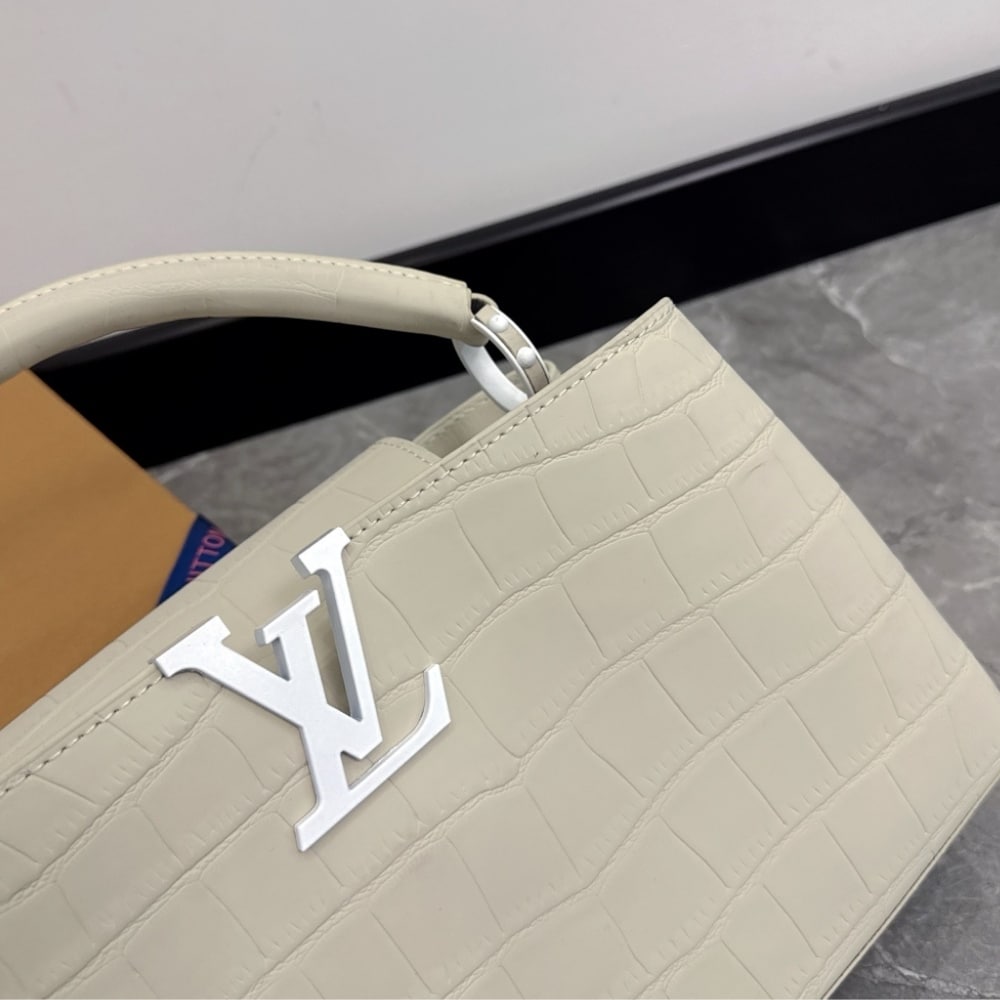 Louis Vuitton Capucines MM Leather Top Handle Bag 33cm - Image 5