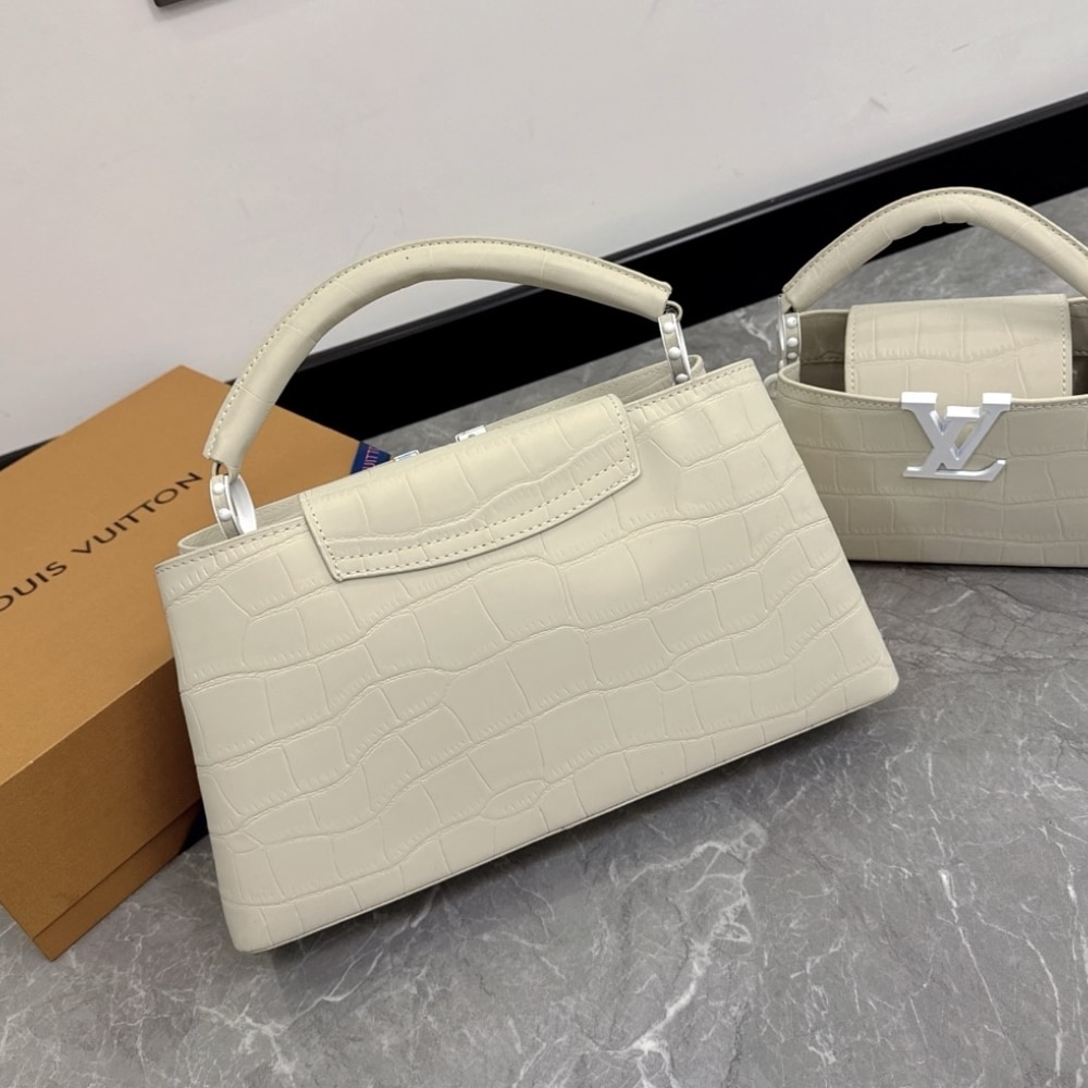 Louis Vuitton Capucines MM Leather Top Handle Bag 33cm - Image 3