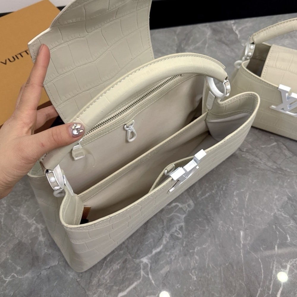 Louis Vuitton Capucines MM Leather Top Handle Bag 33cm - Image 4