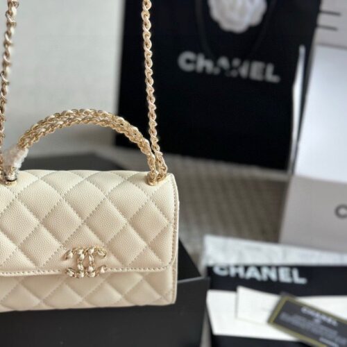 Alternative view of Chanel Clutch Bag With Chain In White 15Cm Ap3237 B10307 10601