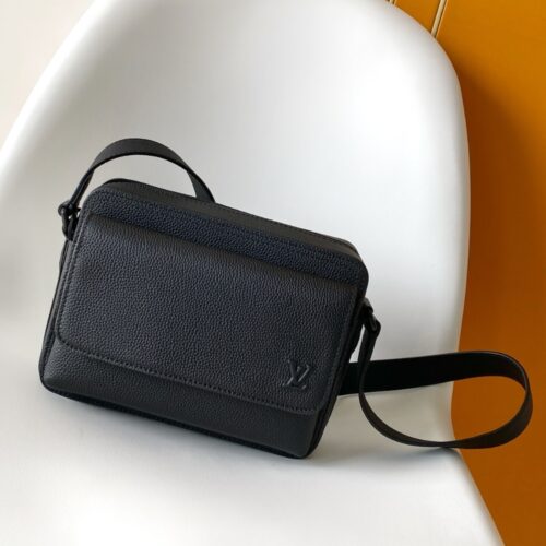 Alternative view of Louis Vuitton Boarding Messenger Black 24Cm M15265