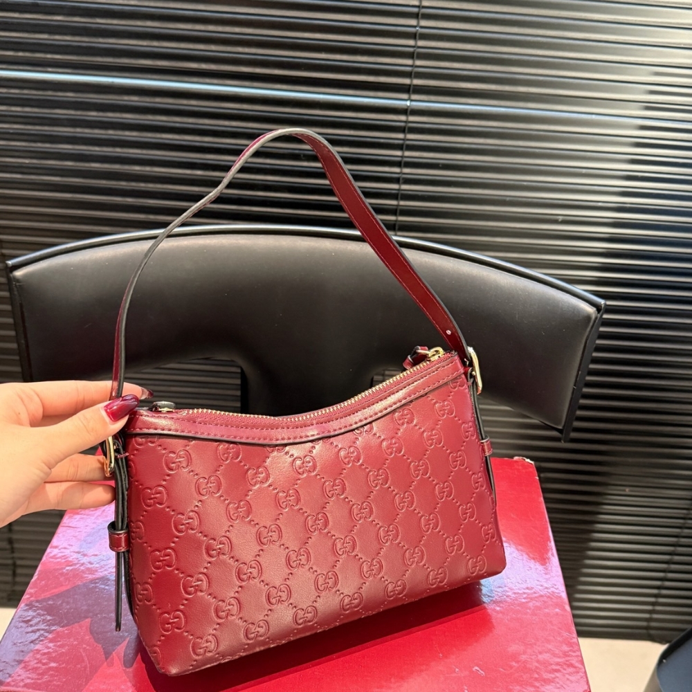 Gucci GG Emblem Medium Shoulder Bag Red 29Cm - Image 5