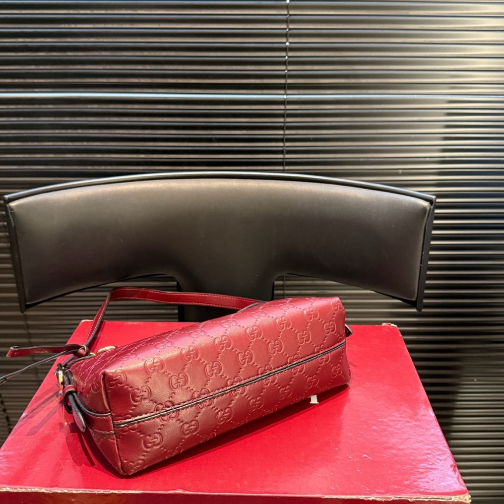 Gucci GG Emblem Medium Shoulder Bag Red 29Cm - Image 6
