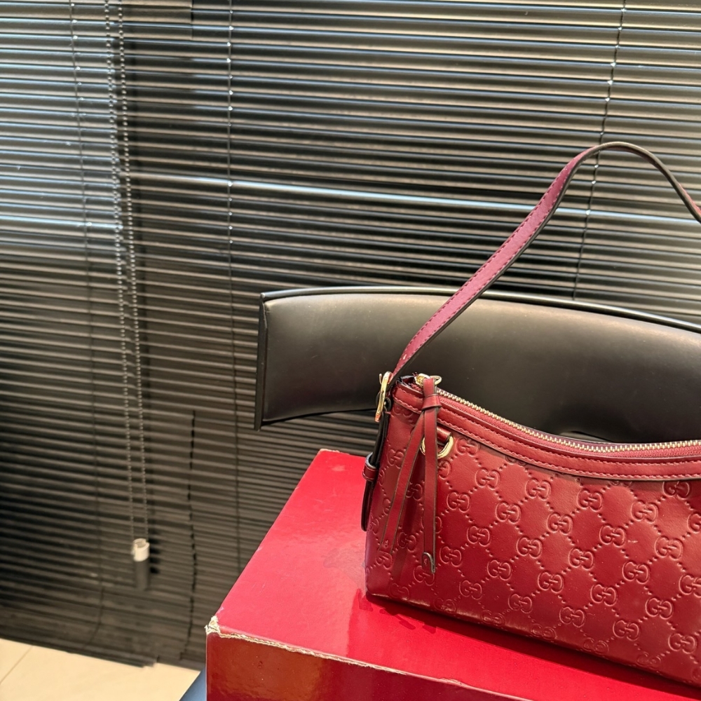 Gucci GG Emblem Medium Shoulder Bag Red 29Cm - Image 7
