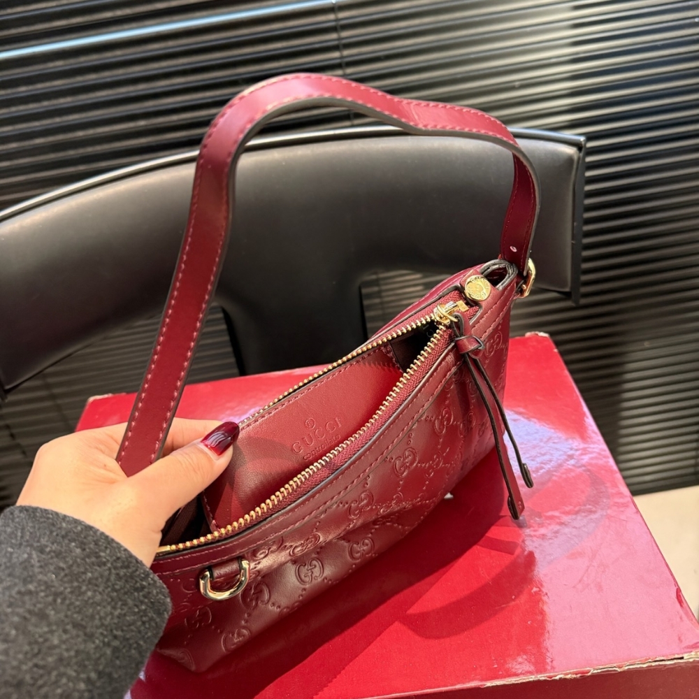 Gucci GG Emblem Medium Shoulder Bag Red 29Cm - Image 4