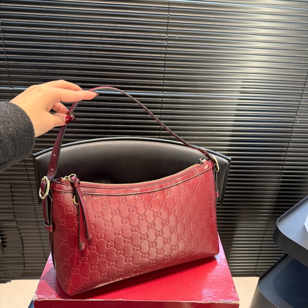 Gucci GG Emblem Medium Shoulder Bag Red 29Cm - Image 2