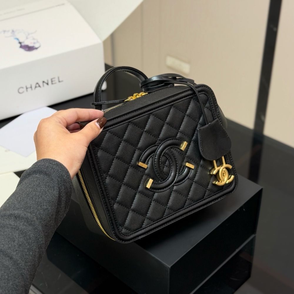 Chanel CC Filigree Medium Vanity Case Black 21Cm - Image 2