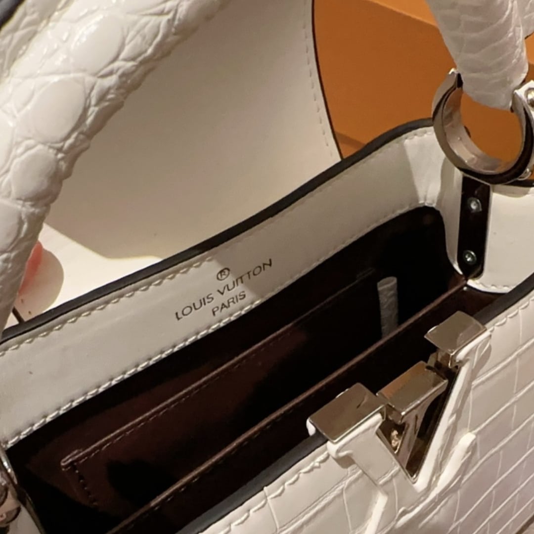 Louis Vuitton Capucines Mini Shiny Textured Leather Handbag White 21Cm N93701 - Image 8