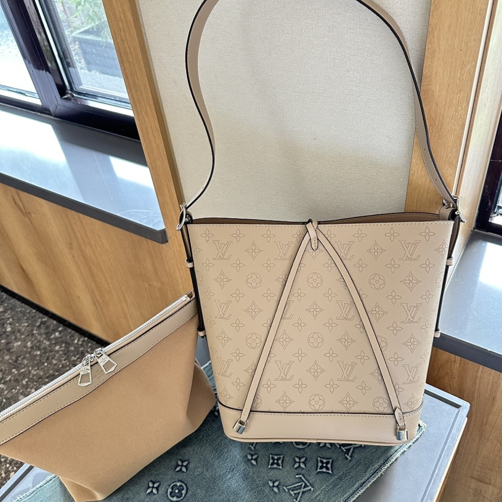 Louis Vuitton Flore Perforated Mahina Handle Bag Beige 28Cm M12140 - Image 3