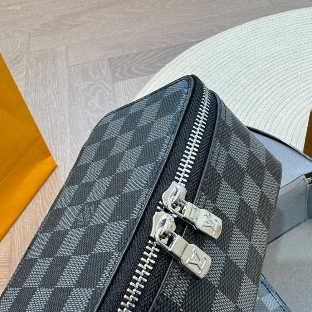 Louis Vuitton Damier Graphite Canvas Toilet Pouch Grey 23Cm - Image 4