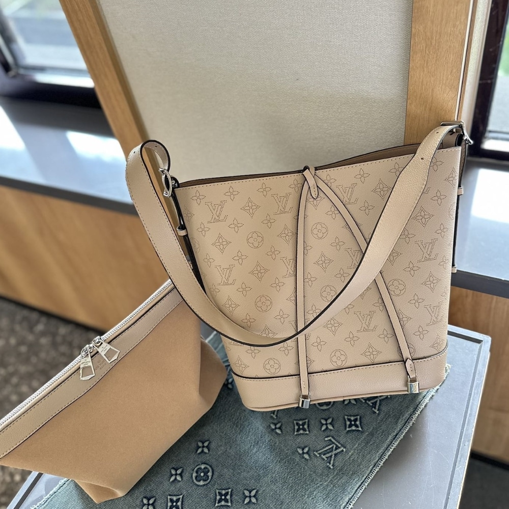 Louis Vuitton Flore Perforated Mahina Handle Bag Beige 28Cm M12140 - Image 4