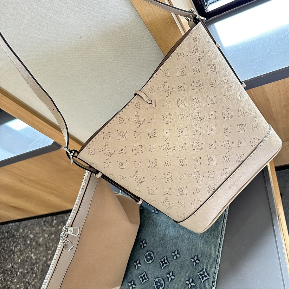 Louis Vuitton Flore Perforated Mahina Handle Bag Beige 28Cm M12140 - Image 7