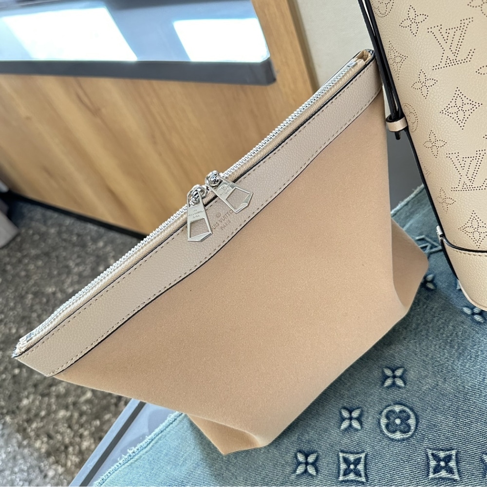 Louis Vuitton Flore Perforated Mahina Handle Bag Beige 28Cm M12140 - Image 9