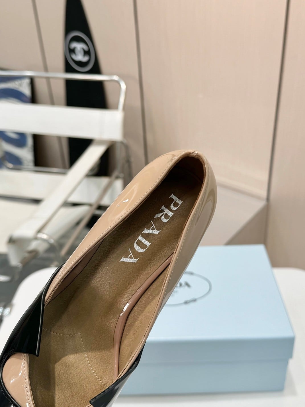 Prada Two Tone Patent Leather Pump Black And Beige - Image 7