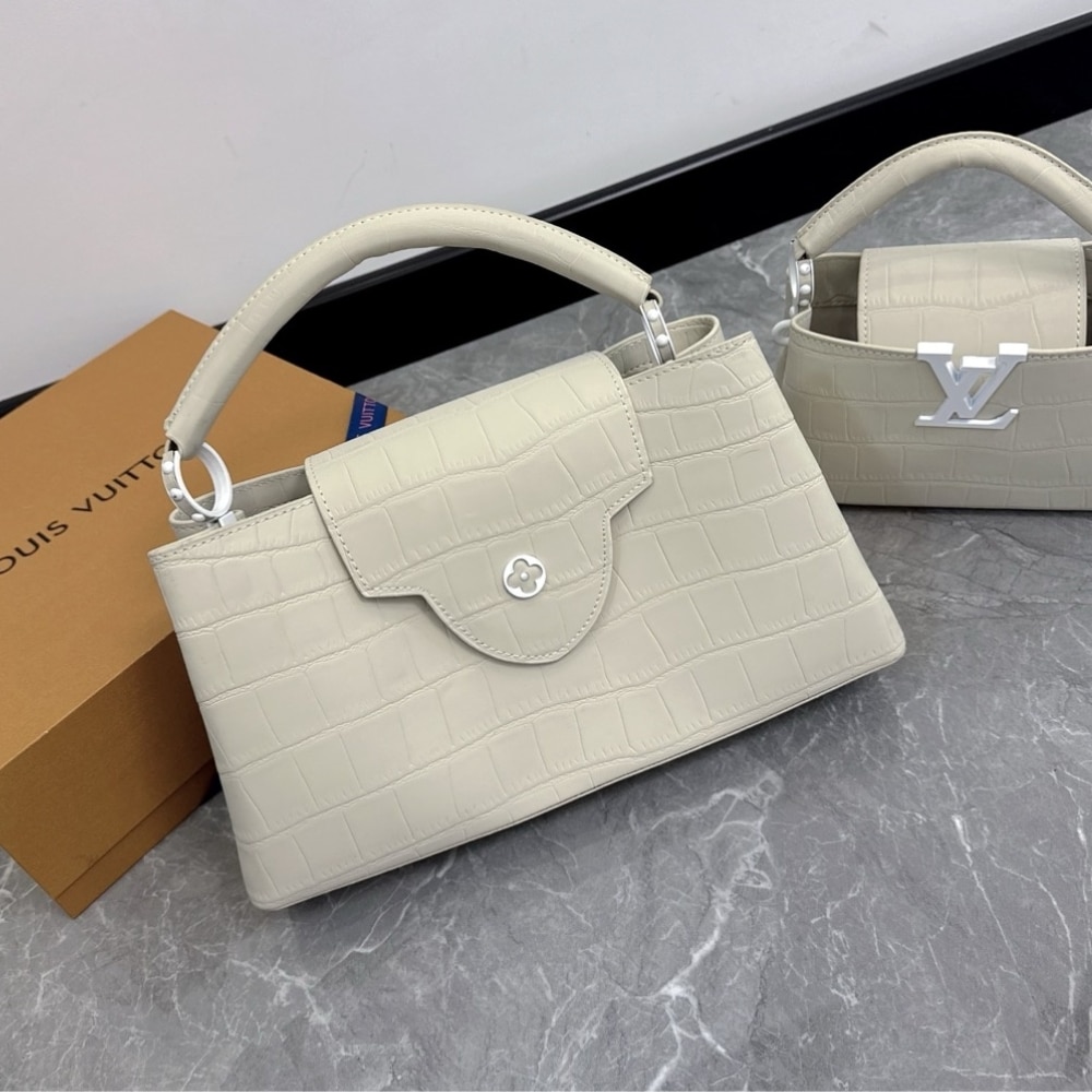 Louis Vuitton Capucines MM Leather Top Handle Bag 33cm - Image 2