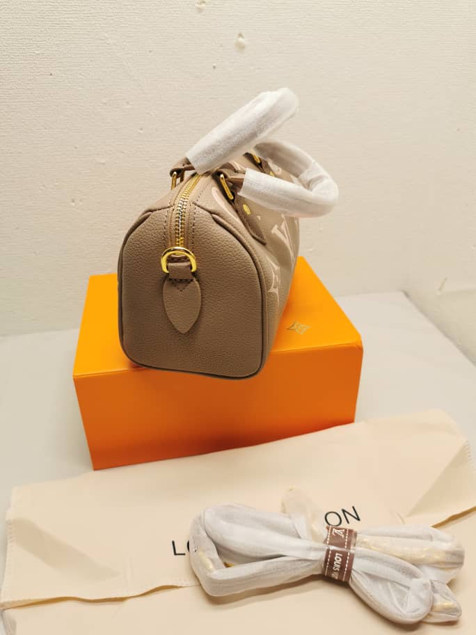 Louis Vuitton Speedy Bandoulière 20 Monogram Empreinte Handle Bag Tourterelle Gray 20Cm M46575 - Image 4