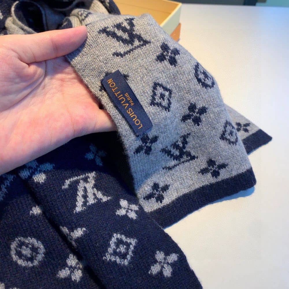Louis Vuitton Cachecol Monogram Wool Scarf Dark Grey 200Cm - Image 4