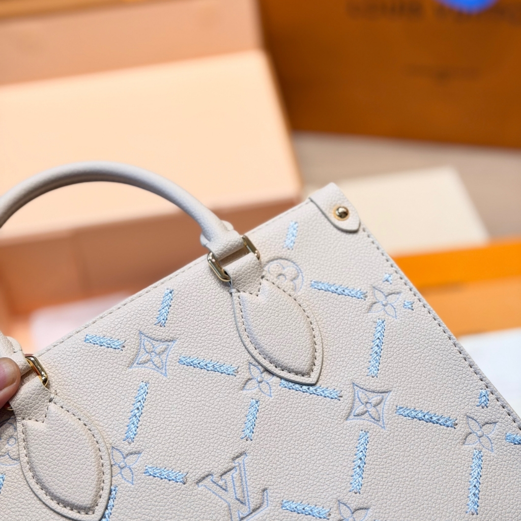 Louis Vuitton Onthego PM Monogram Empreint Couturee Handbag Ivory 25cm - Image 5