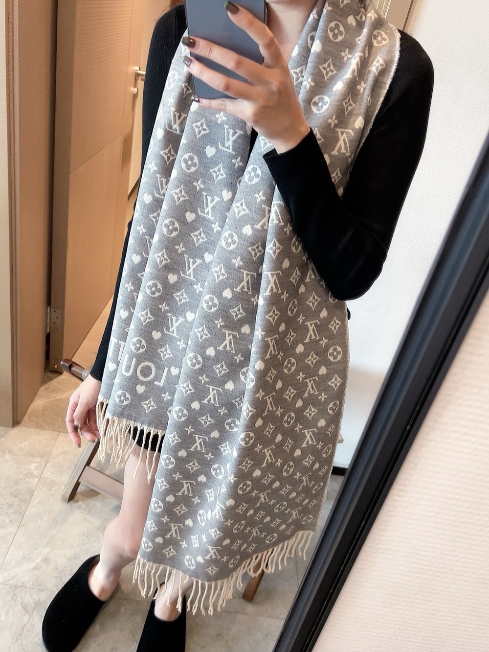 Louis Vuitton Echarpe Game On Monogram Cashmere Scarf Grey 180Cm M77641 - Image 2